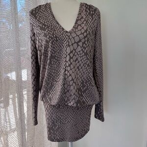 Small VENUS Mini long sleeves dress, lose on top, thigh in the mini skirt part.